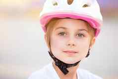 骑摩托车的人女孩肖像