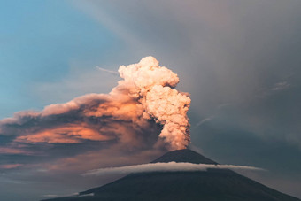 <strong>火山喷发</strong>俱乐部烟灰大气