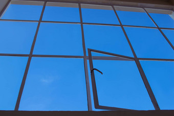 蓝色的天空视图阁楼玻璃窗口开放叶