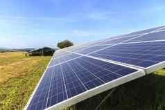 太阳能面板绿色场太阳能权力站