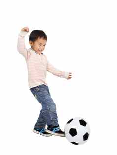 快乐亚洲男孩玩足球孤立的白色背景