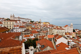 全景最近恢复Alfama季度里斯本葡萄牙