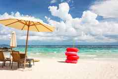 海滩椅子伞红色的生活浮标海滩布里