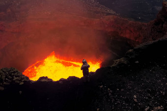 男人。保护西装口火山<strong>岩浆</strong>熔融<strong>岩浆</strong>动物的鼻口