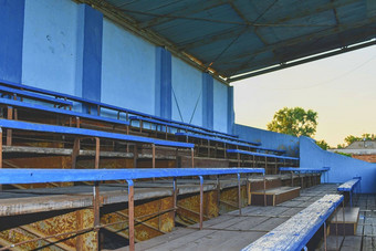看台上的座位古董语气蓝色的木看台上的体育场
