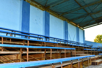 看台上的座位古董语气蓝色的木看台上的体育场