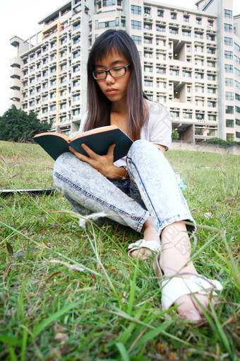 亚洲女孩阅读大学