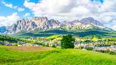 全景帷幕d ampezzo绿色梅多斯高山山峰背景白云石山脉意大利