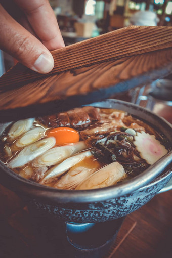 传统的日本寿喜烧餐