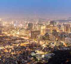 晚上视图首尔市中心城市景观