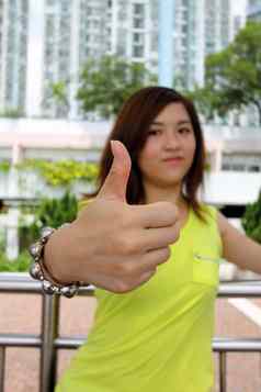 亚洲女人拇指