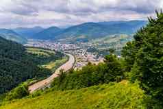 风景如画的视图农村村快河背景高绿色山