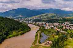 喀尔巴阡山脉的山河流动村