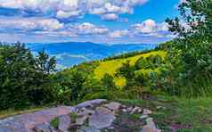 美丽的视图快乐石头风景如画的山山坡上阴霾蓝色的天空中午热