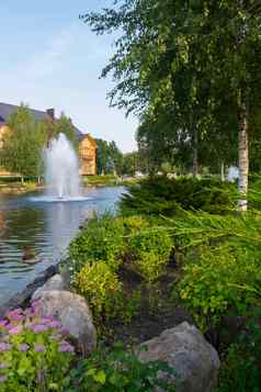 喷泉中间人工湖木私人房子海岸成长桦树松柏科的灌木