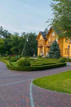 饰品使剃黄杨木灌木草坪上前面木房子梅兹吉里亚乌克兰
