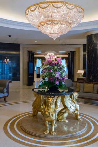 豪华的室内酒店游说团体封面表格谎言老虎翅膀花瓶站美丽的花束花宽吊灯