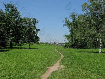 路径领先的公园区域绿色草坪上高落叶树背景美丽的寺庙距离