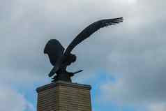 雕像鹰开放翅膀多云的多云的天空