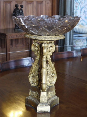 美丽的装饰水晶花瓶巨大的青铜站