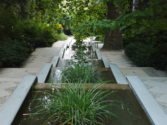 公园区五彩缤纷的瓷砖楼梯装饰池中间