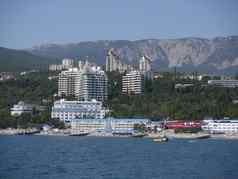 现代旅游酒店脚高岩石山蓝色的无限的海