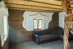 小明亮的房间木质边框墙舒适的沙发