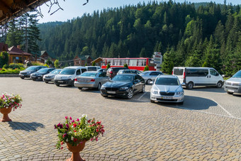汽车著名的品牌停车很多酒店旅游公共汽车位于多山的区域山坡上覆盖密集的森林