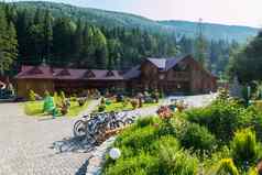 户外院子里咖啡馆酒店自行车停车孩子们的操场上绿色草坪上日益增长的花位于风景如画的多山的区域