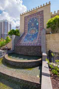 小装饰级联喷泉墙描述了阿塞拜疆地毯