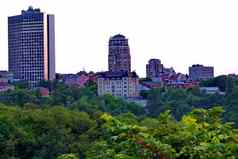 城市季度站高层建筑体系结构背景绿色树前景