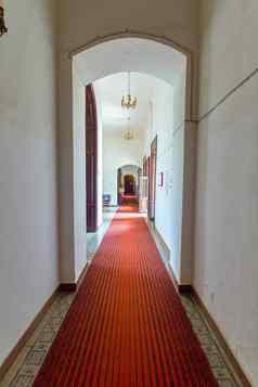 走廊建筑白色墙红色的地毯