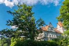 数schoenborn城堡山喀尔巴阡山脉的山背景蓝色的天空