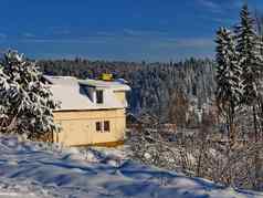 风景优美的视图白雪覆盖的山范围小舒适的木小屋