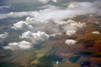 拼接而成农田云形成飞机