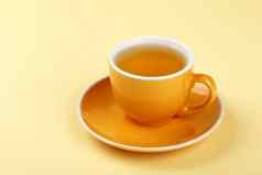 黄色的杯绿色乌龙茶茶飞碟