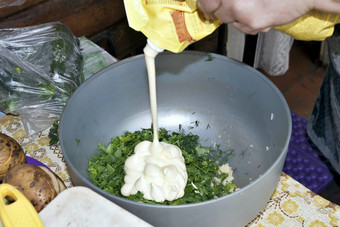 添加蛋黄酱准备热酱汁大蒜草本植物
