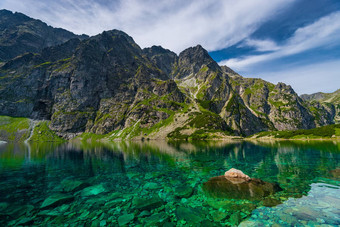 高塔特拉山山风景如画的清晰的湖黑关节