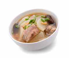 汤萝卜猪肉服务碗泰国食物孤立的白色