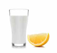 玻璃牛奶一半柠檬水果白色背景