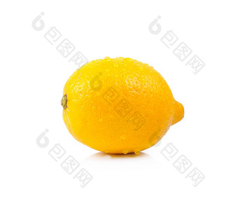 新鲜的柠檬下降水白色背景