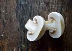 新鲜的白色蘑菇食用香草木背景