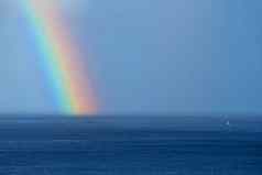 美丽的彩虹船海洋地平线