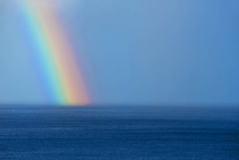 美丽的彩虹海洋地平线