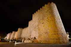 晚上场景著名的阿维拉城市墙卡斯蒂利亚利昂西班牙