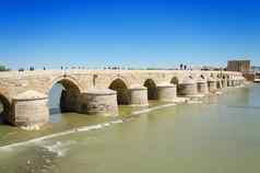 罗马桥瓜达尔基韦河蓝色的明亮的天空科尔多瓦安达卢西亚西班牙