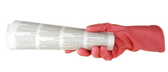 手粉红色的手套持有报纸