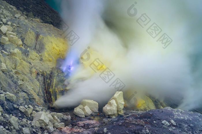 蓝色的硫火焰硫烟雾火山口火山口官网火山印图片-包图网企业站