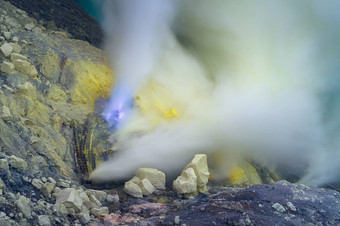 蓝色的硫火焰硫烟雾火山口火山口官网火山印尼