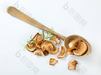 一些干蘑菇木勺子